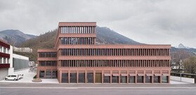 Die neue Firmenzentrale von Jäger Bau in Bludenz, ein architektonisches Meisterwerk, das moderne Ästhetik mit nachhaltigem Bauen vereint. | © Adolf Bereuter
