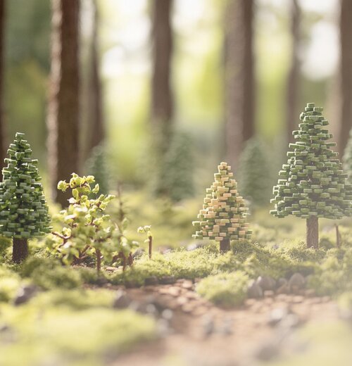 Symbolische Darstellung eines Waldes mit stilisierten Bäumen aus Holzpellets als Hinweis auf nachhaltige Biomasseenergie.