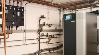Alt-Text: Moderne Heizungsanlage von bösch in einem Technikraum – Beispiel für eine förderfähige Lösung zur nachhaltigen Wärmeversorgung