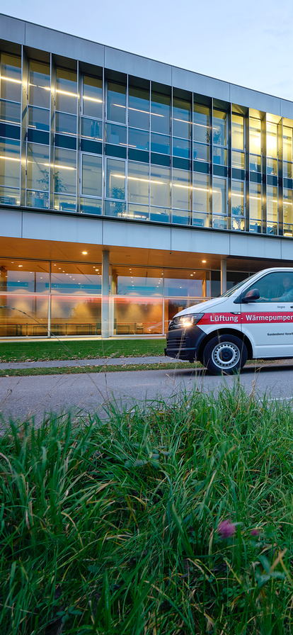 bösch Kundendienst-Auto fährt schnell auf der Straße neben der Firmenzentrale | © bösch heizung.klima.lüftung