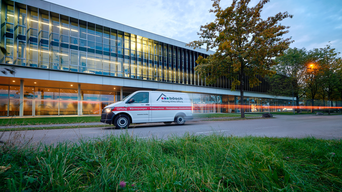 bösch Kundendienst-Auto fährt schnell auf der Straße neben der Firmenzentrale | © bösch heizung.klima.lüftung