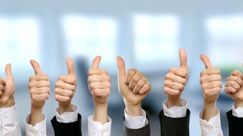 Acht Hände zeigen Daumen hoch in die Luft; an den Ärmeln zu sehen ist, dass sie weiße Hemde tragen | © Coloures-pic - Fotolia