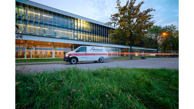 bösch Kundendienst-Auto fährt schnell auf der Straße neben der Firmenzentrale | © © Walter Bösch GmbH & Co KG, Lustenau