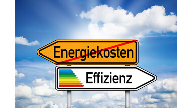 Zwei Wegweiser, eines zeigt nach Energiekosten und ist durgestrichen, anderes nach Energieeffizienz | © STOCKwerk - Fotolia