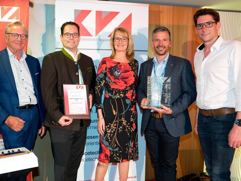 v.l.n.r. Herbert Vock (Geschäftsführer des KVA), Mag. Robert Grellet (Mitglied der Geschäftsleitung), Margot Tschank (Projektleiterin KVA Service Award), Christian Brenner (Abteilungsleiter Business Development Kundendienst), Alexander Liebhart (KVA Aus- und Weiterbildung, Mitgliederbetreuung, Administration) | © KVA Kundendienstverband Österreich/APA-Fotoservice/Bollwein v.l.n.r. Herbert Vock (Geschäftsführer des KVA), Mag. Robert Grellet (Mitglied der Geschäftsleitung), Margot Tschank (Projektleiterin KVA Service Award), Christian Brenner (Abteilungsleiter Business Development Kundendienst), Alexander Liebhart (KVA Aus- und Weiterbildung, Mitgliederbetreuung, Administration) | © KVA Kundendienstverband Österreich/APA-Fotoservice/Bollwein