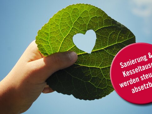 Die beliebte Förderung "Raus aus Öl und Gas" wird bis 2025 fortgesetzt. | © bösch heizung.klima.lüftung Hand hält Blatt in die Luft, welches ein Loch in der Mitte in Form eines Herzen hat | © bösch heizung.klima.lüftung