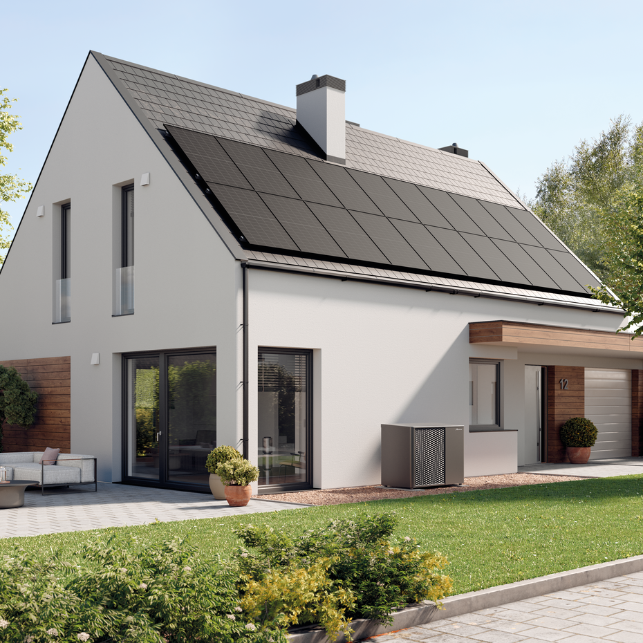 Elegantes Einfamilienhaus mit weißer Fassade und dunklem Satteldach. Das Haus verfügt über eine großzügige Terrasse mit modernen Gartenmöbeln und einen angebauten Carport aus Holz. Vor dem Haus ist eine gepflegte Rasenfläche und mehrere dekorative Pflanzen zu sehen. Eine MOZART Wärmepumpe steht neben dem Eingangsbereich