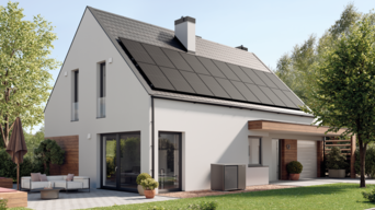Elegantes Einfamilienhaus mit weißer Fassade und dunklem Satteldach. Das Haus verfügt über eine großzügige Terrasse mit modernen Gartenmöbeln und einen angebauten Carport aus Holz. Vor dem Haus ist eine gepflegte Rasenfläche und mehrere dekorative Pflanzen zu sehen. Eine MOZART Wärmepumpe steht neben dem Eingangsbereich