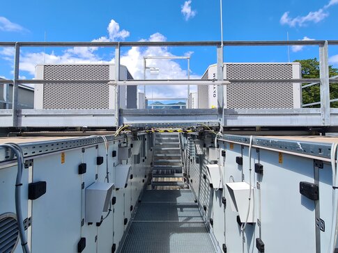 Präzise Hallenklimatisierung bei voestalpine BÖHLER Aerospace Mischluftgerät mit aufgesetzter zweistufiger adiabater Kühlung sorgt bei voestalpine BÖHLER Aerospace in Kapfenberg für konstante Temperaturen und maximale Energieeffizienz