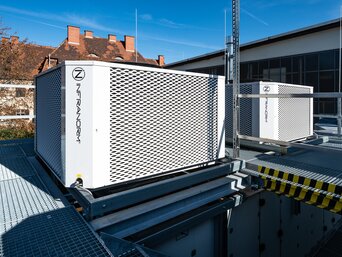SHC-Kühleinheiten auf dem Dach bei voestalpine BÖHLER Aerospace Zwei installierte Kühleinheiten des Sustainable Hall Conditioning Systems auf dem Dach der voestalpine BÖHLER Aerospace Produktionshalle in Kapfenberg