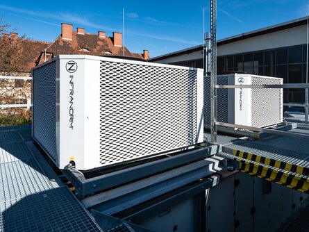 SHC-Kühleinheiten auf dem Dach bei voestalpine BÖHLER Aerospace Zwei installierte Kühleinheiten des Sustainable Hall Conditioning Systems auf dem Dach der voestalpine BÖHLER Aerospace Produktionshalle in Kapfenberg