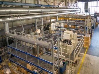 Effiziente Luftverteilung für konstante Produktionsbedingungen Textile Luftauslässe gewährleisten eine gleichmäßige, zugfreie Luftverteilung in der Produktionshalle von voestalpine BÖHLER Aerospace