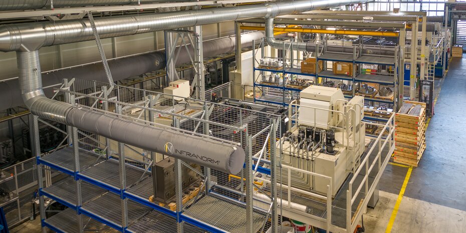 Effiziente Luftverteilung für konstante Produktionsbedingungen Textile Luftauslässe gewährleisten eine gleichmäßige, zugfreie Luftverteilung in der Produktionshalle von voestalpine BÖHLER Aerospace