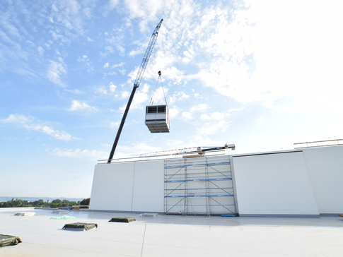 Der Verhub der Kuben mit einem Kran direkt durch das Dach in den obersten Stock. | © bösch Heizung Klima Lüftung Der Verhub der Kuben mit einem Kran direkt durch das Dach in den obersten Stock. | © bösch Heizung Klima Lüftung