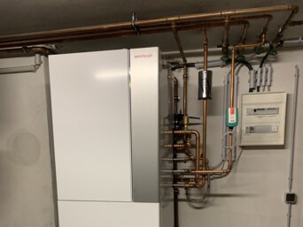 Wo zuvor noch ein Kessel, Abgasrohre und die gesamte Hydraulik untergebracht waren – findet man inzwischen aufgeräumte Leere. Im Heizraum steht nun lediglich die Inneneinheit der neuen SPLITBLOCK Luft-Wärmepumpe von bösch.  | © bösch heizung, klima, lüftung