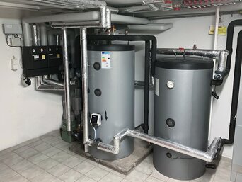 Pufferspeicher und Hydraulik der bösch Wärmepumpenanlage im Heizraum