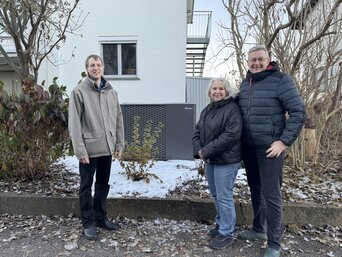 Familie Fink gemeinsam mit Energieberater Michael Braun vom Energieinstitut Vorarlberg vor der installierten bösch Luft-Wärmepumpe MOZART beim Mehrfamilienhaus in Wolfurt. | © VOL.AT / Laura Schwärzler