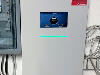 Wärmepumpenmanager der bösch Anlage im Heizraum zur Steuerung von Heizung, Warmwasser und Kühlfunktion