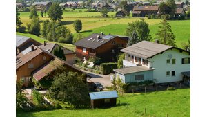 Zwei bestehende Solaranlagen (eine auf dem Dach, die andere im Vorgarten) wurden in das neue Heizsystem eingebunden. | © Walter Bösch GmbH & Co KG