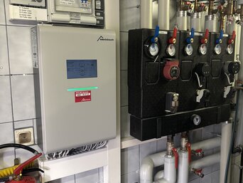 Innenansicht des Heizraums mit bösch Regelung, hydraulischer Verteilung, Pumpengruppen und Verrohrung der Wärmepumpenanlage. | © bösch