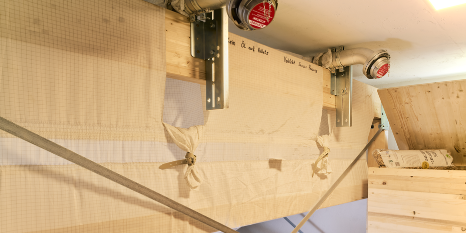 Im ehemaligen Öl-Tankraum ist der 6,5 t fassende Sacksilo für die Pellets untergebracht. | © Walter Bösch GmbH & Co KG