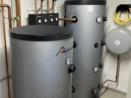 Puffer- und Warmwasserspeicher von bösch im Technikraum des Einfamilienhauses Sattler. | © bösch