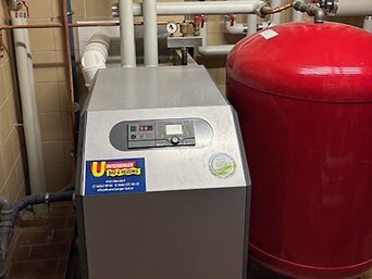 Bisherige Heizlösung: bösch Öl-Brennwertkessel SUPERIA SPX vor Umstieg auf Wärmepumpe – Heizraum vor der Sanierung | © Walter Bösch GmbH & Co KG