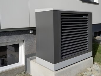 Außeneinheit der bösch Wärmepumpe MOZART 20 AC am Betonsockel – moderne Heiz- und Kühltechnik im Mehrfamilienhaus Uttendorf | © Walter Bösch GmbH & Co KG