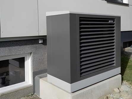 Außeneinheit der bösch Wärmepumpe MOZART 20 AC am Betonsockel – moderne Heiz- und Kühltechnik im Mehrfamilienhaus Uttendorf | © Walter Bösch GmbH & Co KG