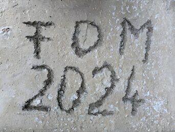 Detailaufnahme Betonsockel mit Initialen der Bauherren – Symbol für die persönliche Umsetzung der Wärmepumpenlösung von bösch in Uttendorf | © Walter Bösch GmbH & Co KG