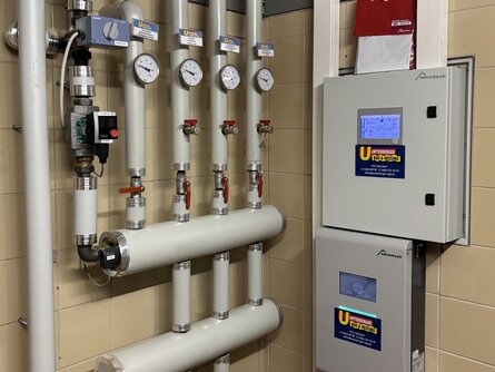 bösch Wärmepumpenmanager WPM im Technikraum – Regelungslösung mit 0–10V-Schnittstelle und Integration in bestehenden Schaltschrank | © Walter Bösch GmbH & Co KG