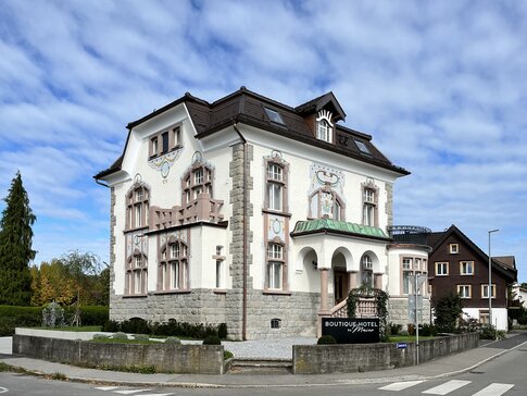 Außenansicht des Boutique Hotel Maier in Lustenau, einer denkmalgeschützten Jugendstilvilla aus dem Jahr 1906, die mit moderner Gebäudetechnik von bösch ausgestattet wurde.