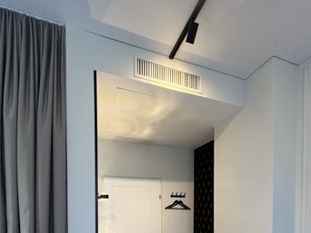 Kanaleinbaugerät von bösch zur dezenten Klimatisierung der Gästezimmer mit gleichmäßiger Luftverteilung und minimalem Eingriff in die Raumgestaltung.