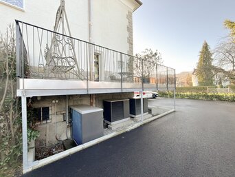 Unter der Terrasse installierte MOZART Wärmepumpen von bösch, vollständig verdeckt und ideal für den Einsatz im denkmalgeschützten Gebäude.