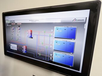Touch-Panel im Technikraum des Boutique Hotel Maier zur übersichtlichen Visualisierung und Steuerung aller Heiz- und Kühlkreise über die DEOS-Regelung.