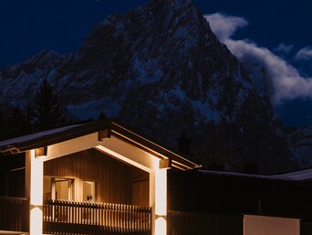 Neubergerhof nach dem Wiederaufbau bei Nacht – energieeffiziente Gebäudetechnik von bösch sorgt für nachhaltige Heiz-, Kühl- und Lüftungslösungen. | © what if media