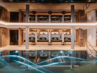 Hallenbad mit leistungsstarker Lüftungsanlage von bösch für kontrollierte Entfeuchtung, hohe Luftqualität und energieeffizienten Betrieb. | © what if media