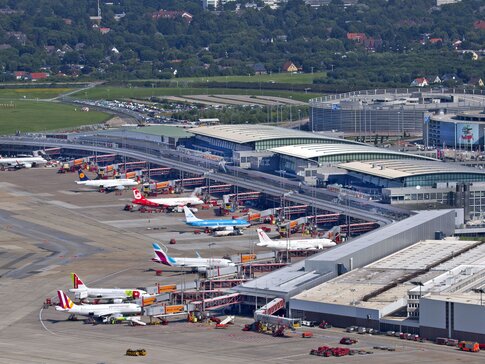 Im Zeitraum von 2016 bis 2020 erneuert Hamburg Airport das komplette Hauptvorfeld bei laufendem Betrieb. | © Flughafen Hamburg GmbH, Michael Penner