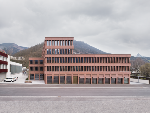 Die neue Firmenzentrale von Jäger Bau in Bludenz, ein architektonisches Meisterwerk, das moderne Ästhetik mit nachhaltigem Bauen vereint. | © Adolf Bereuter Die neue Firmenzentrale von Jäger Bau in Bludenz, ein architektonisches Meisterwerk, das moderne Ästhetik mit nachhaltigem Bauen vereint. | © Adolf Bereuter