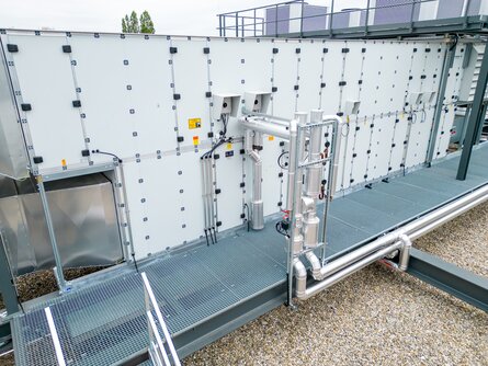 Energieeffiziente adiabate Kühlung bei Kansai Helios Zweistufige adiabate Kühlung auf dem Dach der Produktionshalle von Kansai Helios – Teil des Sustainable Hall Conditioning Systems zur effizienten Hallenklimatisierung