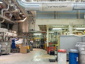 Hallenklimatisierung bei Kansai Helios mit INFRANORM®-System Innenansicht der Produktionshalle von Kansai Helios mit installierter INFRANORM®-Lufttechnik für effiziente Hallenkonditionierung