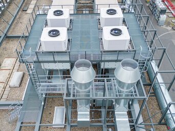 Dachansicht der SHC-Kühleinheiten bei Kansai Helios Adiabate Kühleinheiten des Sustainable Hall Conditioning Systems von auf dem Dach des Produktionsgebäudes von Kansai Helios, aufgenommen aus der Vogelperspektive.