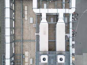 SHC-Dachanlage bei Kansai Helios Gesamtansicht der adiabaten Kühleinheiten und Lüftungssysteme des Sustainable Hall Conditioning Systems auf dem Dach des Produktionsstandorts von Kansai Helios