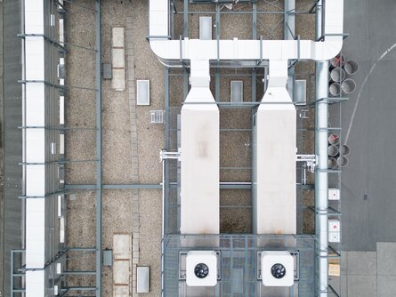 SHC-Dachanlage bei Kansai Helios Gesamtansicht der adiabaten Kühleinheiten und Lüftungssysteme des Sustainable Hall Conditioning Systems auf dem Dach des Produktionsstandorts von Kansai Helios