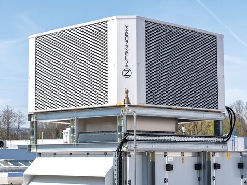 Effiziente SHC-Anlage bei MKW Kunststofftechnik Mischluftgerät mit zweistufiger adiabater Kühlung als Teil des Sustainable Hall Conditioning Systems bei MKW Kunststofftechnik in Weibern, Oberösterreich