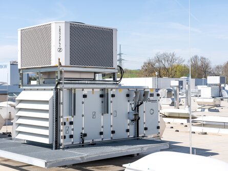 Mischluftgerät mit aufgesetzter zweistufiger adiabater Kühlung zur energieeffizienten Hallenkonditionierung bei MKW in Weibern Adiabate Kühlanlage bei MKW Kunststofftechnik
