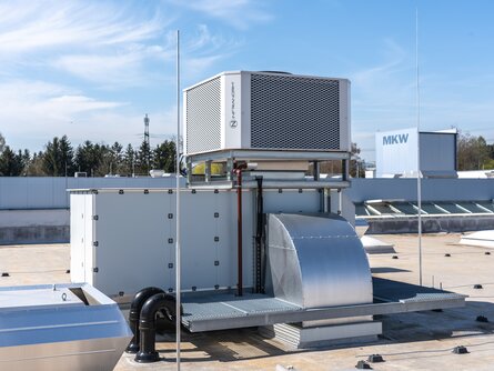 Dachinstallation der SHC-Klimaanlage bei MKW Außenansicht der SHC-Dachanlage von bösch und INFRANORM® bei MKW Kunststofftechnik – energieeffiziente Kühlung und Frischluftversorgung