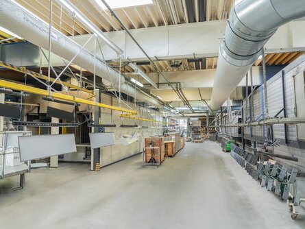 Gekühlte Frischluft für ein ideales Raumklima Zufuhr der gekühlten Frischluft über textile Luftschläuche in der Produktionshalle von MKW Kunststofftechnik