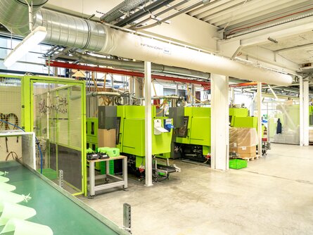 SHC-System für ideales Raumklima bei MKW Textilluftschläuche für gleichmäßige Zuluftverteilung in der Produktionshalle