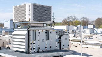 Mischluftgerät mit aufgesetzter zweistufiger adiabater Kühlung zur energieeffizienten Hallenkonditionierung bei MKW in Weibern